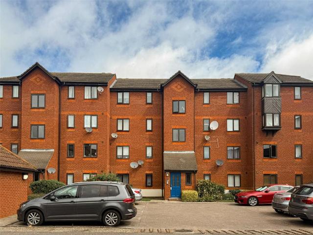 Flat for sale in Charlton Riverside, Greater London