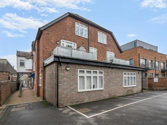 Flat for sale in Little Stanmore, Greater London