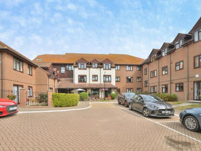 Flat for sale in Folkestone, Kent