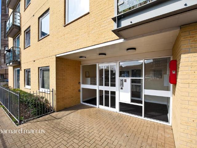 Flat for sale in London Borough of Hounslow, Feltham