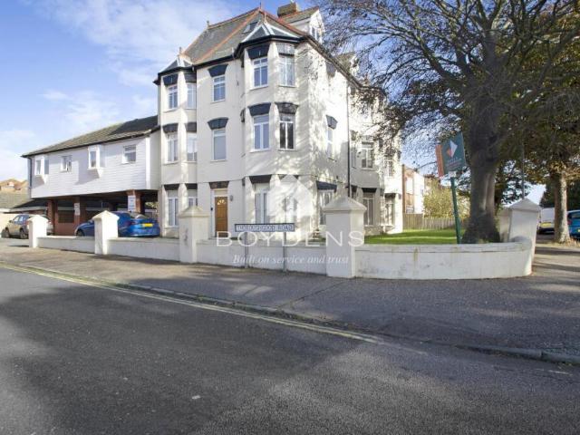 Flat for sale in Dale Hill, Essex