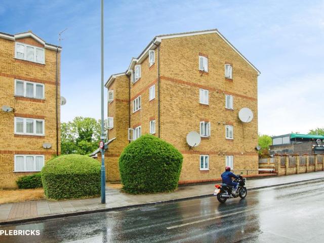 Flat for sale in Harlesden, Greater London