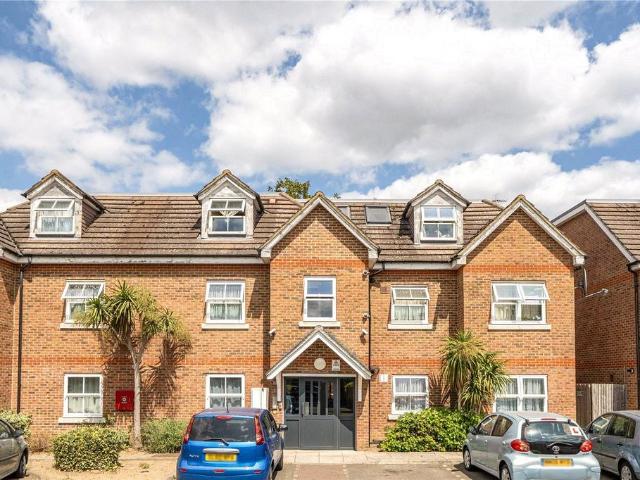 Flat for sale in Whitton, Greater London