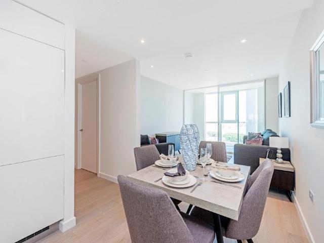 Flat for sale in Vauxhall, Greater London