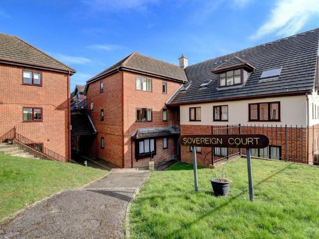Flat for sale in Totteridge, Cressex