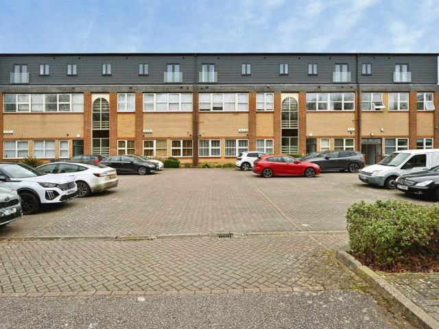 Flat for sale in St Albans, Five Acres