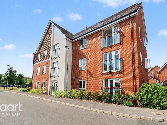 Flat for sale in Furze Platt, Maidenhead
