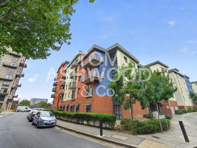 Flat for sale in Roding Riverside, Greater London