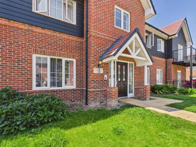 Flat for sale in Littlecote, West Sussex
