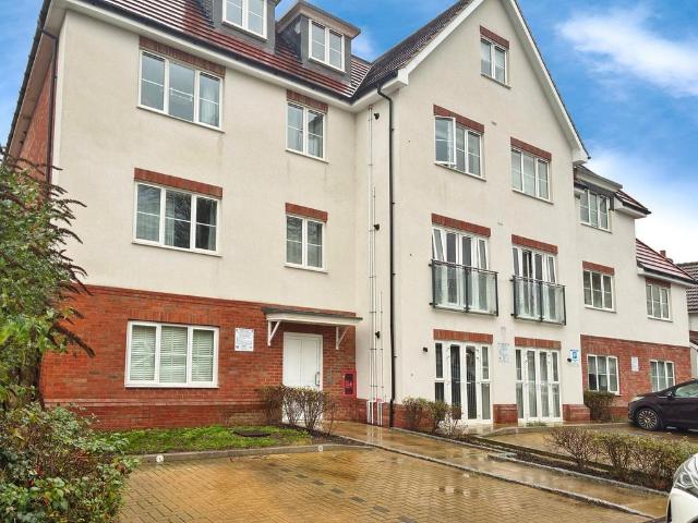 Flat for sale in Iver, Richings Park