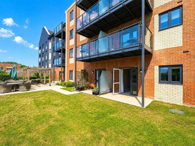 Flat for sale in Hart, Hampshire