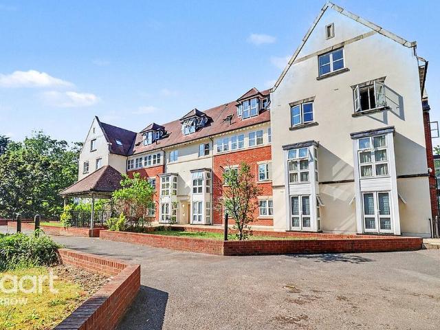 Flat for sale in Harrow On The Hill, Greater London