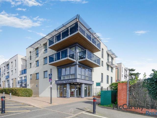 Flat for sale in Abbey End, Green Close