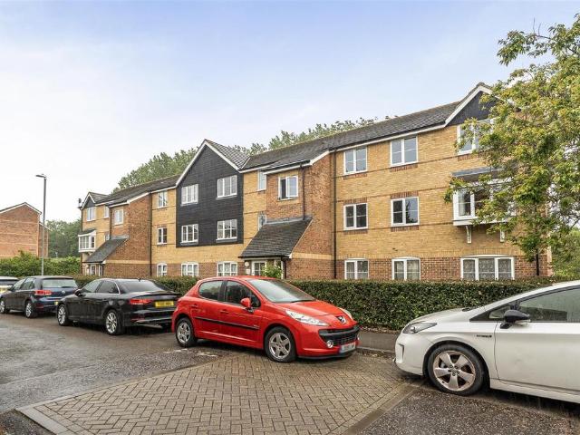 Flat for sale in Tolworth, Greater London