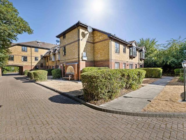 Flat for sale in Pachesham Park, Surrey
