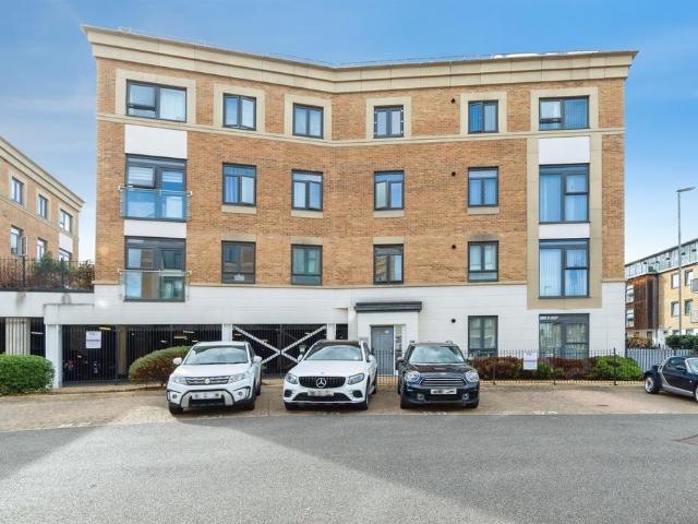Flat for sale in Hertford, Colliers End