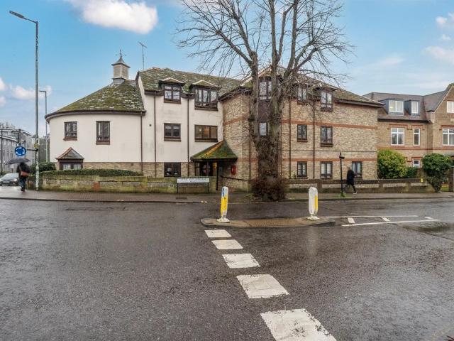 Flat for sale in St Albans, Five Acres