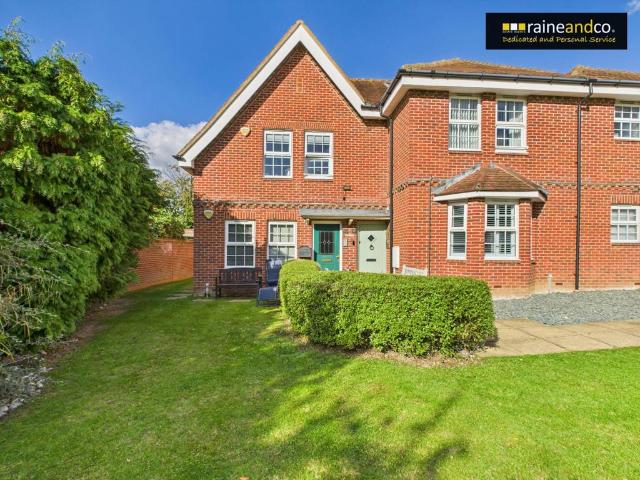 Flat for sale in Potters Bar, Hertfordshire