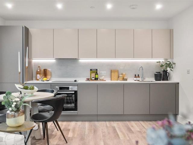 Flat for sale in Emmbrook, Wokingham