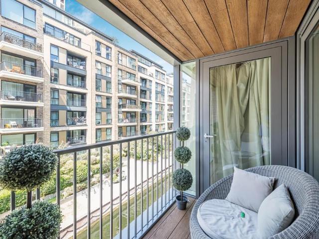 Flat for sale in Fulham, Greater London