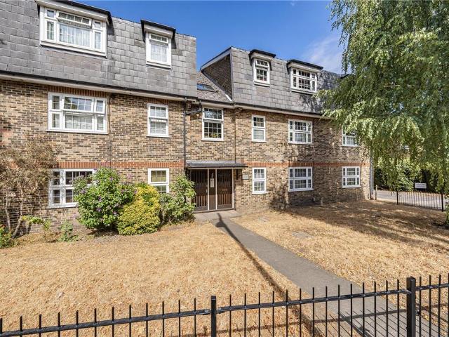 Flat for sale in Hampton Hill, Greater London