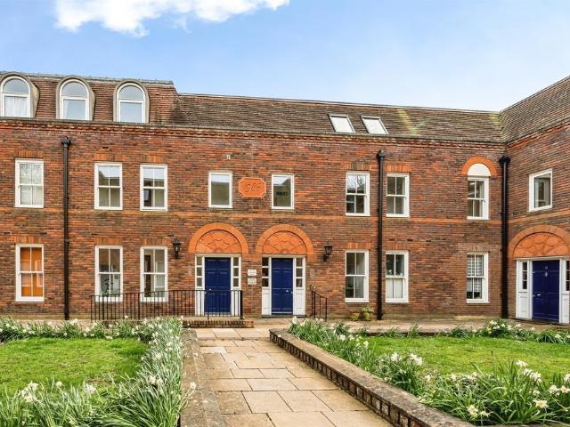 Flat for sale in Southcourt, Aylesbury