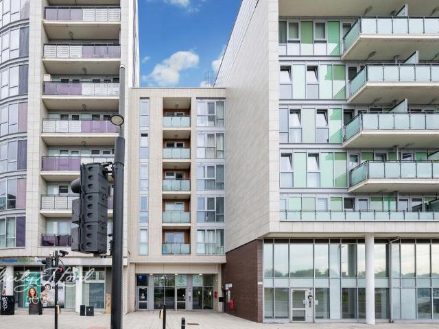 Flat for sale in Stratford Marsh, Greater London