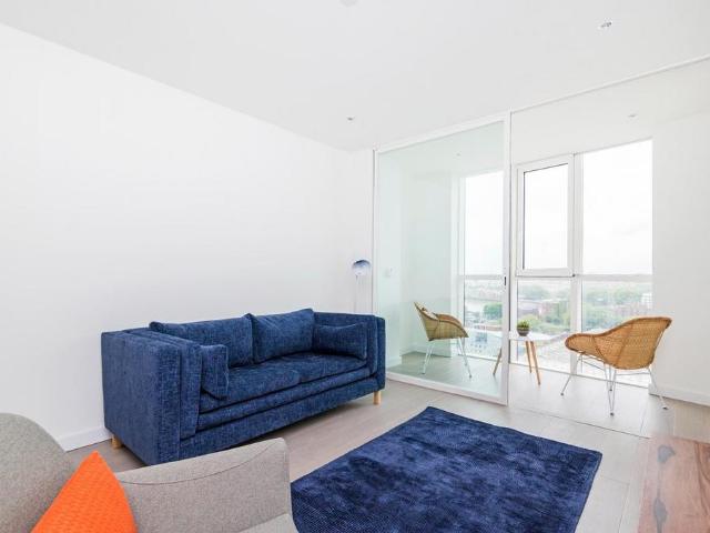 Flat for sale in Vauxhall, Greater London