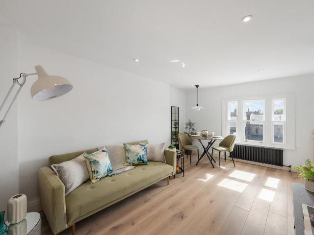 Flat for sale in Royal Borough of Kensington and Chelsea, Greater London