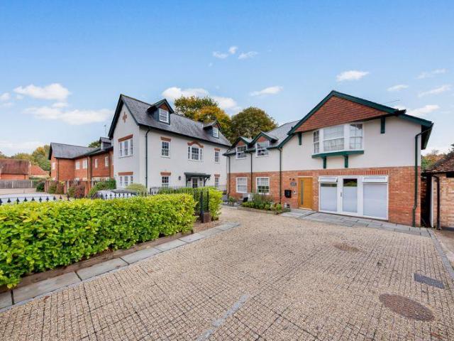 Flat for sale in Gomshall, Guildford