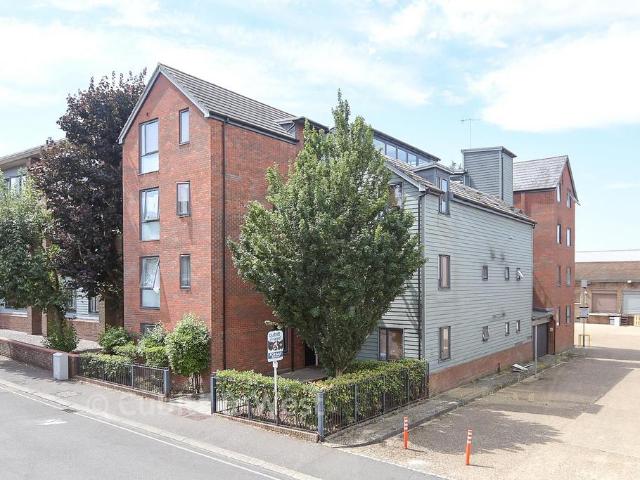 Flat for sale in Perryfields, West Sussex