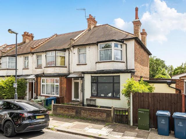 Flat for sale in Lane, Greater London