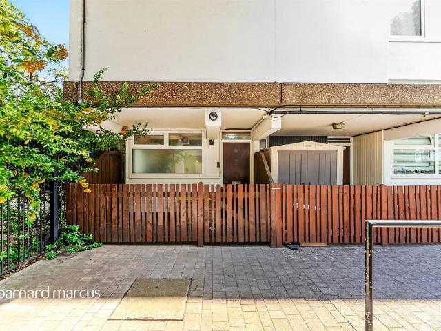Flat for sale in Battersea, Greater London