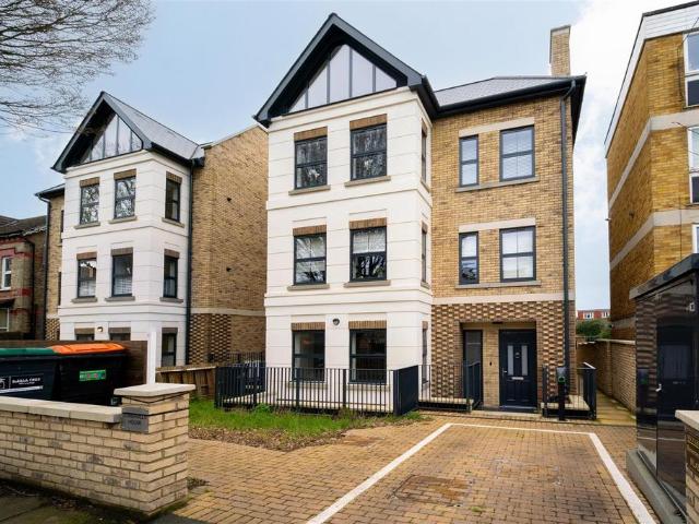 Flat for sale in London Borough of Ealing, Greater London