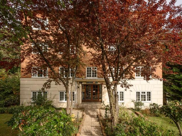 Flat for sale in London Borough of Merton, Raynes Park