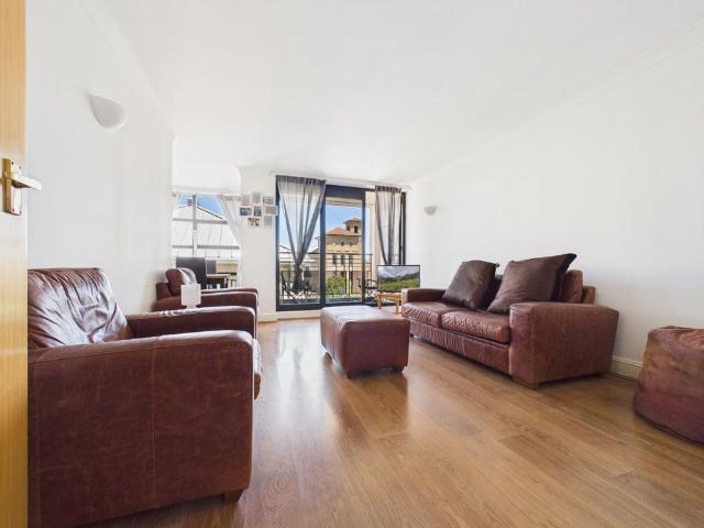 Flat for sale in Isle Of Dogs, Greater London
