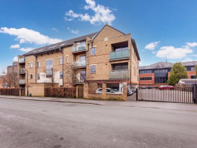 Flat for sale in Maidenhead