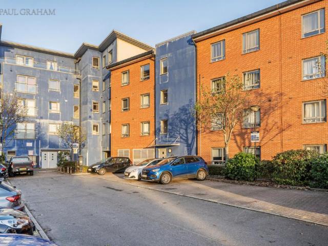 Flat for sale in Rosehill, Greater London