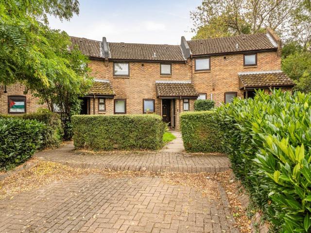 Flat for sale in Woking, Surrey
