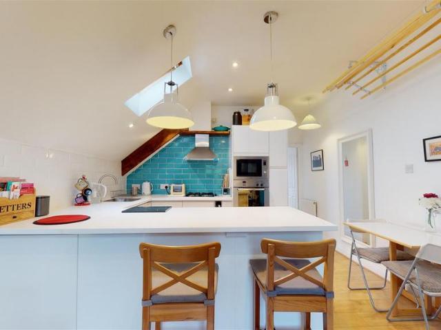 Flat for sale in Hampton Hill, Greater London