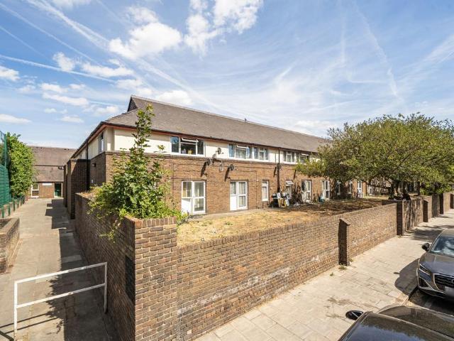 Flat for sale in Old Kent Road, Greater London