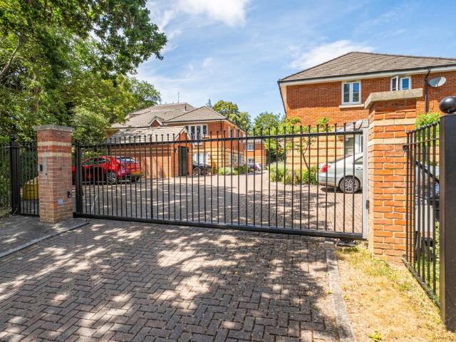 Flat for sale in Easthampstead, Bracknell