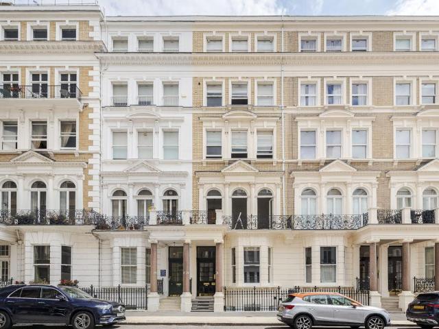Flat for sale in Royal Borough of Kensington and Chelsea, Greater London