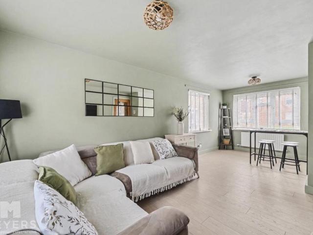 Flat for sale in Oakley, Merley