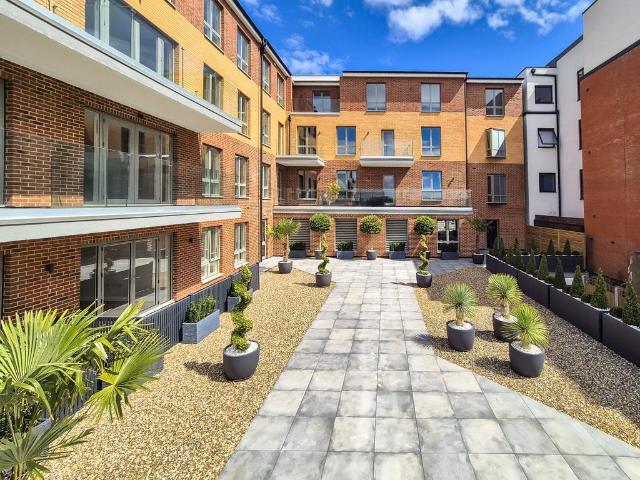Flat for sale in Chigwell, Epping