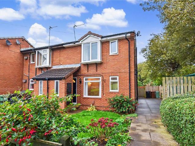 Flat for sale in Farsley Beck Bottom, Leeds