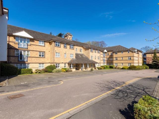 Flat for sale in Spring Park, Luton