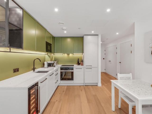 Flat for sale in Fulham, Walham Green