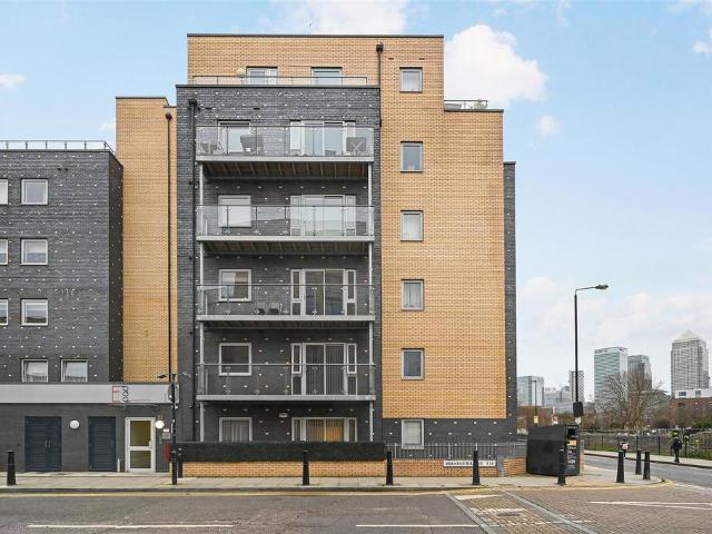 Flat for sale in Poplar Grove, Greater London