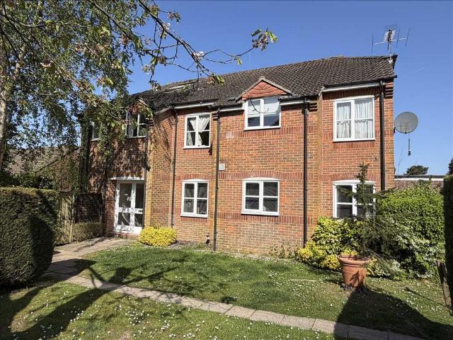 Flat for sale in Fole, Surrey